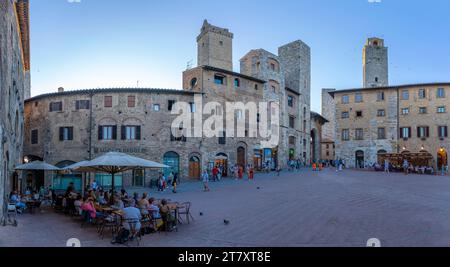 Blick auf das historische Zentrum und die Türme auf der Piazza della Cisterna, San Gimignano, UNESCO-Weltkulturerbe, Provinz Siena, Toskana, Italien, Europa Stockfoto