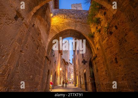 Blick auf die enge Straße in San Gimignano bei Dämmerung, San Gimignano, UNESCO-Weltkulturerbe, Provinz Siena, Toskana, Italien, Europa Stockfoto