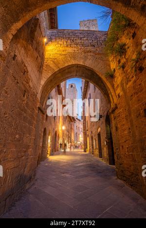 Blick auf die enge Straße in San Gimignano bei Dämmerung, San Gimignano, UNESCO-Weltkulturerbe, Provinz Siena, Toskana, Italien, Europa Stockfoto