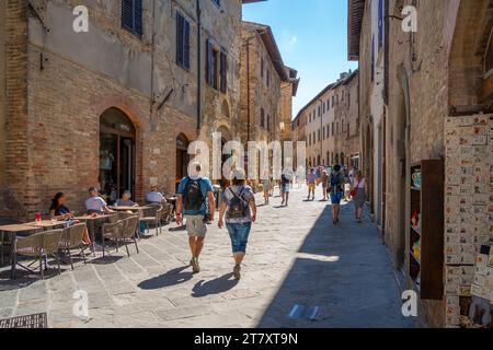 Blick auf die enge Straße in San Gimignano, San Gimignano, Provinz Siena, Toskana, Italien, Europa Stockfoto