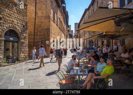 Blick auf das Café und die Bar in einer engen Straße in San Gimignano, San Gimignano, Provinz Siena, Toskana, Italien, Europa Stockfoto