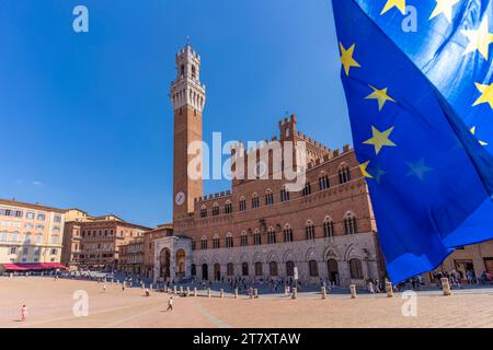 Blick auf EU-Flaggen und Palazzo Pubblico auf der Piazza del Campo, UNESCO-Weltkulturerbe, Siena, Toskana, Italien, Europa Stockfoto