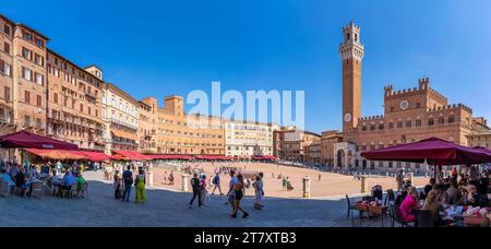 Blick auf Restaurants und Palazzo Pubblico auf der Piazza del Campo, UNESCO-Weltkulturerbe, Siena, Toskana, Italien, Europa Stockfoto