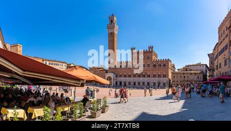 Blick auf Restaurants und Palazzo Pubblico auf der Piazza del Campo, UNESCO-Weltkulturerbe, Siena, Toskana, Italien, Europa Stockfoto