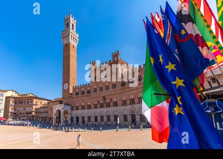 Blick auf die Flaggen und den Palazzo Pubblico auf der Piazza del Campo, UNESCO-Weltkulturerbe, Siena, Toskana, Italien, Europa Stockfoto