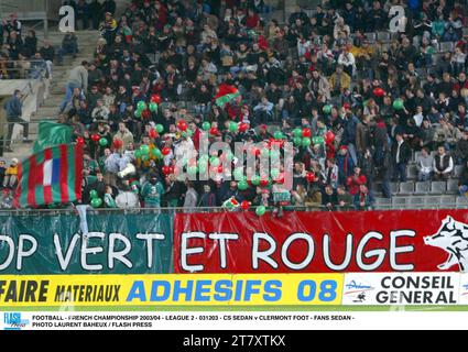 FUSSBALL - FRANZÖSISCHE MEISTERSCHAFT 2003/04 - LIGA 2 - 031203 - CS LIMOUSINE GEGEN CLERMONT FOOT - FANS LIMOUSINE - FOTO LAURENT BAHEUX / FLASH PRESS Stockfoto