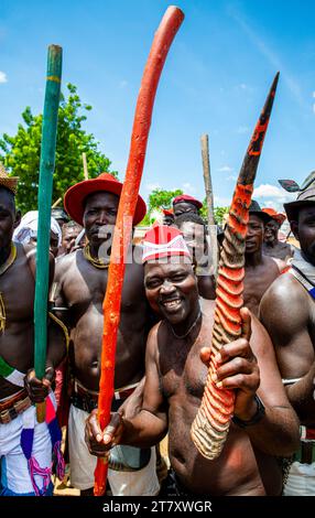 Männer tanzen auf einem Stammesfest im Südtschad, Afrika Stockfoto