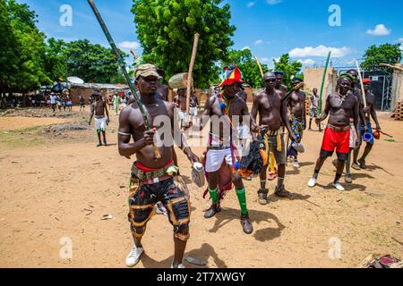 Männer tanzen auf einem Stammesfest im Südtschad, Afrika Stockfoto