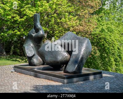 Skulptur von Henry Moore einer zweiteiligen liegenden Figur, Louisiana Museum of Modern Art, Humlebaek, Kopenhagen, Dänemark, Skandinavien, Europa Stockfoto