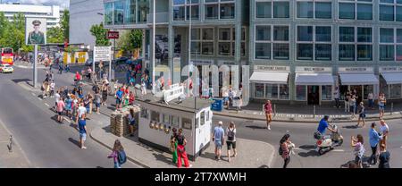 Erhöhter Blick auf Checkpoint Charlie, Friedrichstraße, Berlin, Deutschland, Europa Stockfoto