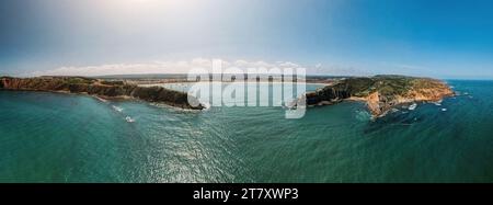 Panoramablick aus der Vogelperspektive auf den Eingang zur Bucht in Sao Martinho do Porto, Portugal, Europa Stockfoto