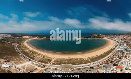 Panoramablick aus der Vogelperspektive auf die Bucht in Sao Martinho do Porto, Portugal, Europa Stockfoto