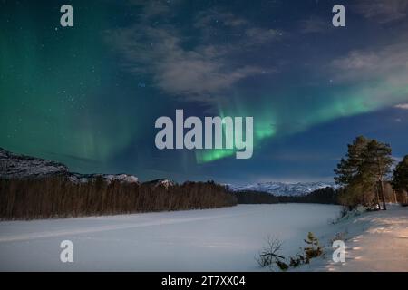 Aurora Borealis (Nordlichter) über dem gefrorenen Alta River, nahe Alta, Polarkreis, Norwegen, Skandinavien, Europa Stockfoto