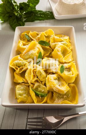 Mit Spinat und Ricotta gefüllte Ravioli mit Butter, Salbei und Parmesan, italienische Küche, Italien, Europa Stockfoto