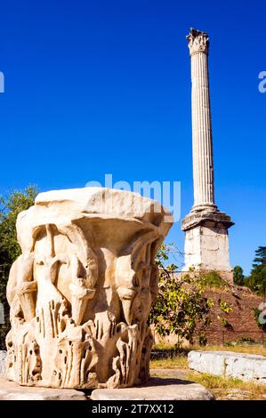 Korinthische Hauptstadt und Phokasäule, Forum Romanum, UNESCO-Weltkulturerbe, Rom, Latium (Latium), Italien, Europa Stockfoto