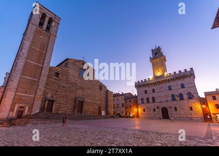 Blick auf den Dom und Palazzo Comunale auf der Piazza Grande in der Abenddämmerung, Montepulciano, Provinz Siena, Toskana, Italien, Europa Stockfoto