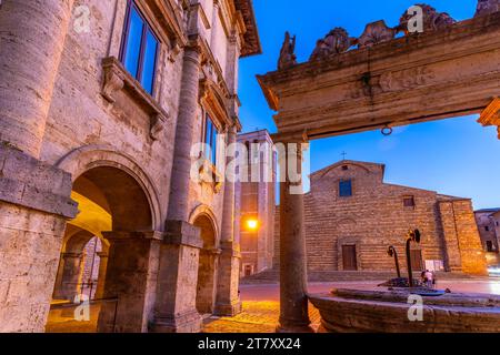 Blick auf den Pozzo dei Grifi e dei Leoni an Duomo auf der Piazza Grande in der Abenddämmerung, Montepulciano, Provinz Siena, Toskana, Italien, Europa Stockfoto