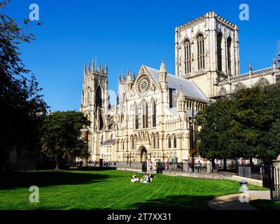 York Minster aus Minster Gardens, York, Yorkshire, England, Vereinigtes Königreich, Europa Stockfoto