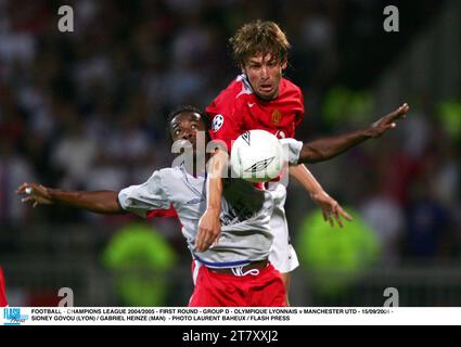 FUSSBALL - CHAMPIONS LEAGUE 2004/2005 - ERSTE RUNDE - GRUPPE D - OLYMPIQUE LYONNAIS GEGEN MANCHESTER UTD - 15/09/2004 - SIDNEY GOVOU (LYON) / GABRIEL HEINZE (MAN) - FOTO LAURENT BAHEUX / FLASH PRESS Stockfoto