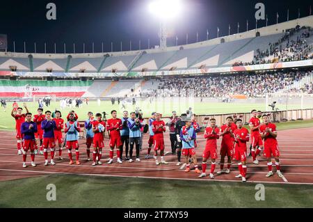 Teheran, Iran. November 2023. Spieler aus China Hongkong begrüßen die Menge nach dem Spiel der Gruppe E zwischen China Hongkong und Iran bei der Qualifikation zur FIFA-Weltmeisterschaft 2026 in Teheran, Iran, am 16. November 2023. Quelle: Shadati/Xinhua/Alamy Live News Stockfoto