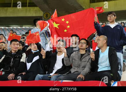 Teheran, Iran. November 2023. Die Fans jubeln dem chinesischen Hong Kong Team beim Spiel der Gruppe E zwischen China Hongkong und Iran bei der Qualifikation zur FIFA-Weltmeisterschaft 2026 in Teheran, Iran, am 16. November 2023. Quelle: Shadati/Xinhua/Alamy Live News Stockfoto