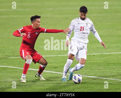 Teheran, Iran. November 2023. Mohammad Mohebbi (R) aus Iran tritt am 16. November 2023 beim Spiel der Gruppe E zwischen China Hongkong und Iran an der Qualifikation zur FIFA-Weltmeisterschaft 2026 in Teheran an. Quelle: Shadati/Xinhua/Alamy Live News Stockfoto