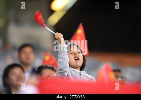 Teheran, Iran. November 2023. Ein Mädchen bejubelt das chinesische Hong Kong Team während des Gruppenspiels E zwischen China Hongkong und Iran bei der Qualifikation zur FIFA-Weltmeisterschaft 2026 in Teheran, Iran, am 16. November 2023. Quelle: Shadati/Xinhua/Alamy Live News Stockfoto