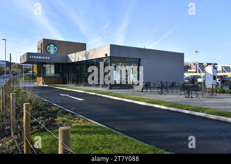 Das kürzlich erbaute Starbucks Drive-Thru Restaurant im Brookside Retail Park in Uttoxeter wurde im November 2023 gesehen. Stockfoto