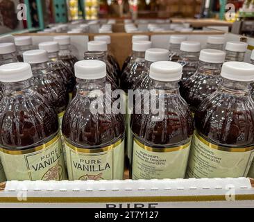 BAXTER, MN - 24. JUN 2023: Reine Vanille in Flaschen zur Ausstellung und zum Verkauf in einem Costco-Geschäft. Stockfoto