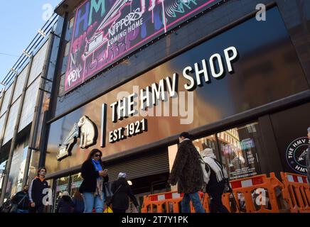 London, Großbritannien. November 2023. Das berühmte Logo wird enthüllt, als der berühmte Unterhaltungsladen HMV an seinen Flaggschiff-Standort in der 363 Oxford Street zurückkehrt. Das Geschäft schloss 2019 nach fast 100 Jahren aufgrund finanzieller Schwierigkeiten und soll nun am 24. November wieder eröffnet werden. Quelle: Vuk Valcic/Alamy Live News Stockfoto