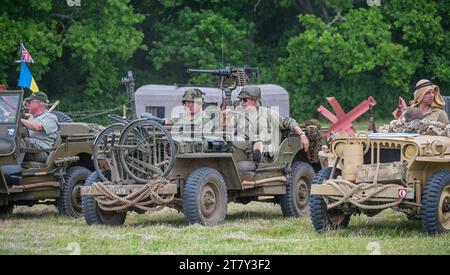 Alliierte Truppen in ihren Jeeps nahmen an der Operation Overlord Jubilee Show 2022 in Denmead, Hampshire, England, Teil Stockfoto