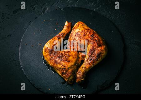 Gegrillte Hähnchenschenkel auf schwarzem Hintergrund Stockfoto