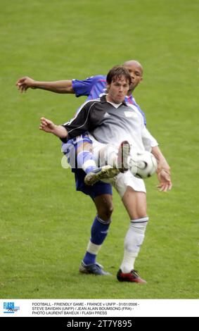 FUSSBALL - FREUNDSCHAFTSSPIEL FRANKREICH / UNFP - 01/01/2006 - STEVE SAVIDAN (UNFP) / JEAN ALAIN BOUMSONG (FRA) - FOTO LAURENT BAHEUX / FLASH PRESS Stockfoto