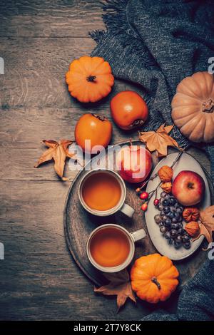 Tasse heißer Tee mit Kürbissen und Herbstfrüchten. Happy Thanksgiving und Hello Herbstkonzept. Stockfoto