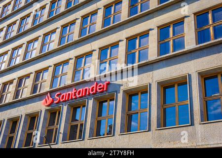 Wrocław, Polen - 16.11.2023: Santander Bank Polska SA, ehemals Bank Zachodni WBK, ist eine polnische Universalbank mit Sitz in Wrocław, Poznań und Warschau Stockfoto