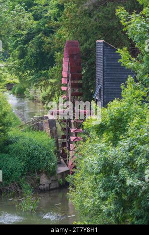 Das restaurierte und funktionierende Eiserne Wasserrad am River Mole im Painshill Park, Cobham, Surrey, England, Großbritannien. Stockfoto