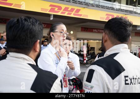 Ärztin Ana Belem Garcia Sierra, Chief Medical Officer, beschreitet das Extrikationsteam nach ihrer ersten Probe, dem Großen Preis von Mexiko, 26. Oktober 2023. ÒNot eine millimeterÓ erinnert sie an die Notwendigkeit, den Hals still zu halten. Quelle: Lexie Harrison-Cripps Stockfoto