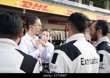 Ärztin Ana Belem Garcia Sierra, Chief Medical Officer, beschreitet das Extrikationsteam nach ihrer ersten Probe, dem Großen Preis von Mexiko, 26. Oktober 2023. ÒNot eine millimeterÓ erinnert sie an die Notwendigkeit, den Hals still zu halten. Quelle: Lexie Harrison-Cripps Stockfoto
