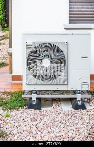 Effiziente Luftquellenwärmepumpe: Moderne Lösung für Heiz- und Warmwasserbereitung Stockfoto