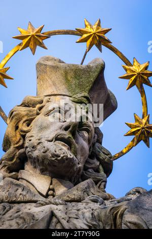 Wrocław, Polen - 16.11.2023: Denkmal für St. Jan Nepomucen – eine Skulptur aus dem 18. Jahrhundert, die Jan Nepomucen darstellt, befindet sich auf der Ostrów Tumski Stockfoto