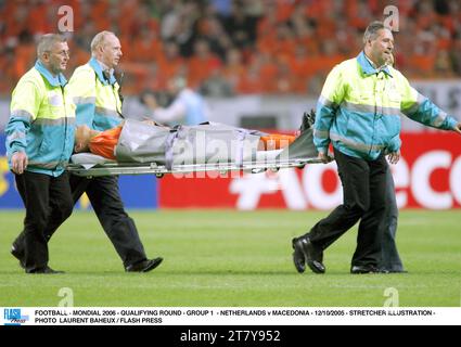 FUSSBALL - MONDIAL 2006 - QUALIFIKATIONSRUNDE - GRUPPE 1 - NIEDERLANDE GEGEN MAZEDONIEN - 12/10/2005 - ILLUSTRATION DER KEILTRAGE - FOTO LAURENT BAHEUX / FLASH PRESS Stockfoto