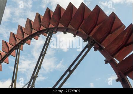 Das restaurierte und funktionierende Eiserne Wasserrad am River Mole im Painshill Park, Cobham, Surrey, England, Großbritannien. Stockfoto