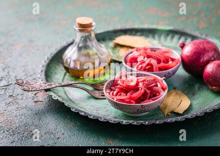 Hausgemachte, eingelegte rote Zwiebeln mit Zutaten Stockfoto