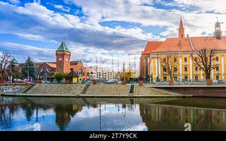 Wrocław, Polen - 16.11.2023: Markthalle Wrocław und Fakultät für Philologie, Universität Breslau in der Nähe des Ufers der oder Stockfoto