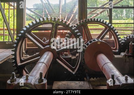 Das restaurierte und funktionierende Eiserne Wasserrad am River Mole im Painshill Park, Cobham, Surrey, England, Großbritannien. Stockfoto