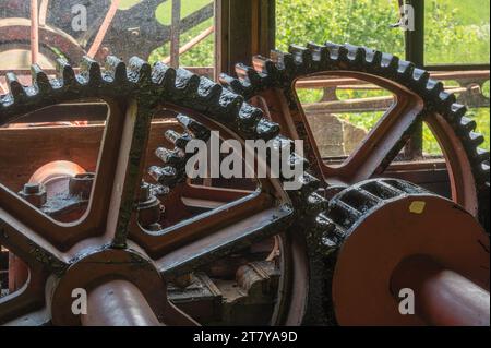 Das restaurierte und funktionierende Eiserne Wasserrad am River Mole im Painshill Park, Cobham, Surrey, England, Großbritannien. Stockfoto