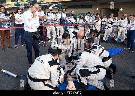Das Extrication-Team führt Schulungen durch, um einen Fahrer aus einem Auto zu entfernen, während Doktor Ana Belem Garcia Sierra, Chief Medical Officer, Feuerwehr und medizinisches Personal beobachten, Grand Prix von Mexiko, 26. Oktober 2023. Quelle: Lexie Harrison-Cripps Stockfoto