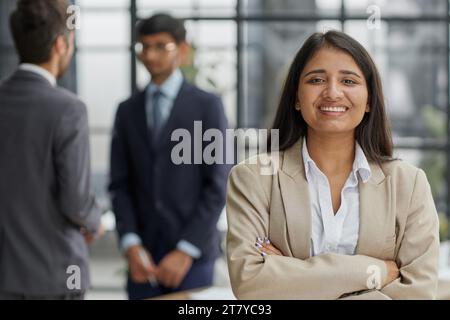 Verschiedene Unternehmensteams versammeln sich, um Informationen und Pläne auszutauschen Stockfoto