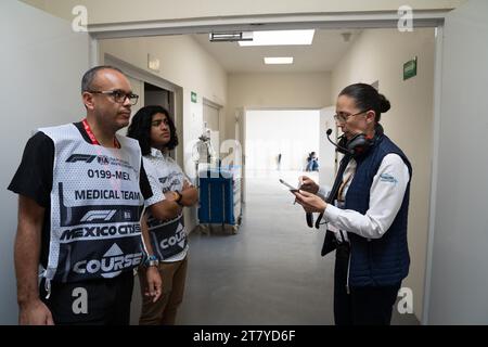 Doktor Ana Belem Garcia Sierra, Chief Medical Officer, beschreibe Mitglieder ihres Teams. Die Mitglieder des 124-köpfigen medizinischen Teams sind außerhalb des medizinischen Zentrums angesiedelt und umfassen Ärzte, Krankenwagen, Fahrer, Hilfskräfte, Krankenschwestern, Röntgenassistenten, Burns Specialists and Extrication Specialists, Grand Prix von Mexiko, 26. Oktober 2023. Quelle: Lexie Harrison-Cripps Stockfoto