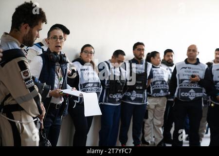 Ärztin Ana Belem Garcia Sierra, Chief Medical Officer, informiert Mitglieder ihres Teams, Grand Prix von Mexiko, 27. Oktober 2023. Quelle: Lexie Harrison-Cripps Stockfoto